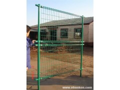 出售大量优质公路隔离栅  公路隔离栅厂家加工定做-- 安平县许捷丝网厂销售部
