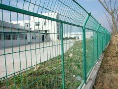 公路隔离栅价格怎么计算-- 安平县许捷丝网厂销售部