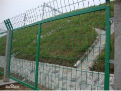 公路隔离栅厂家  生产公路隔离栅的厂家-- 安平县许捷丝网厂销售部