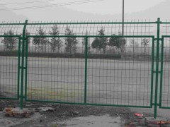 不易生锈使用时间长的优质公路隔离栅生产厂家-- 安平县许捷丝网厂销售部