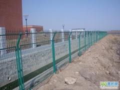 向您保证本厂生产的公路隔离栅品质优良-- 安平县许捷丝网厂销售部