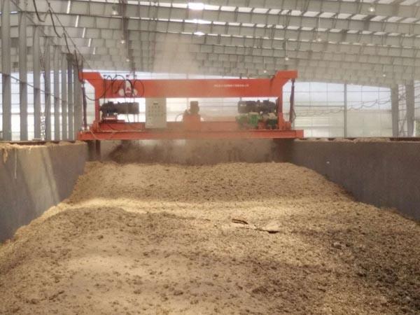 有机肥发酵翻抛机，有机肥成套设备效果如何-- 山东润华环保设备制造有限公司