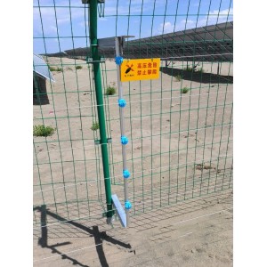 光伏场区四周使用浸塑钢网围栏防护封
